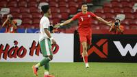 Pemain Singapura Ikhsan Fandi (kanan) melakukan selebrasi usai mencetak gol ke gawang Indonesia pada pertandingan leg pertama semifinal Piala AFF 2020 di National Stadium, Singapura, Rabu (22/12/2021). Pertandingan berakhir imbang 1-1. (AP Photo/Suhaimi Abdullah)