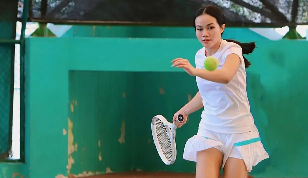 Meski sibuk dengan karier bernyanyinya, namun Yura Yunita juga aktif berolahraga. Tenis lapangan menjadi salah satu olahraga yang begitu ia geluti. (Liputan6.com/IG/@yurayunita)