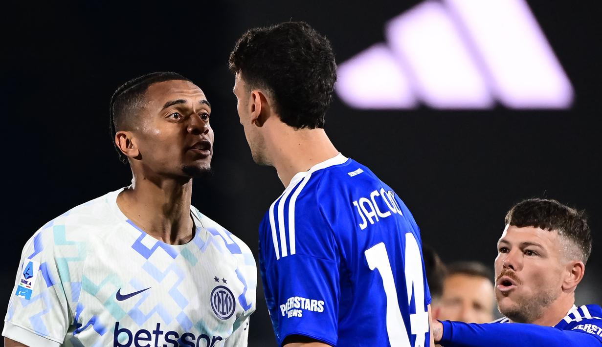 Pemain Inter Milan, Manuel Akanji terlihat adu mulut dengan pemain Como dalam lanjutan Serie A, Senin (13/4/2026) dini hari WIB. (AFP/Cruciatti Piero)