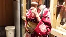 Pakai kimono warna merah dengan motif bunga, Gege Elisa disebut bak barbie Jepang. Rambutnya yang ditata rapi dengan poni menjuntai semakin pancarkan pesona artis berusia 29 tahun ini. Meski foto candid sambil minum, tak mengurangi kecantikan Gege Elisa. Tidak berfoto dengan latar belakang bangunan Jepang, Gege berfoto di salah satu kedai kopi di Kyoto, Jepang. (Liputan6.com/IG/@gegeelisa94)