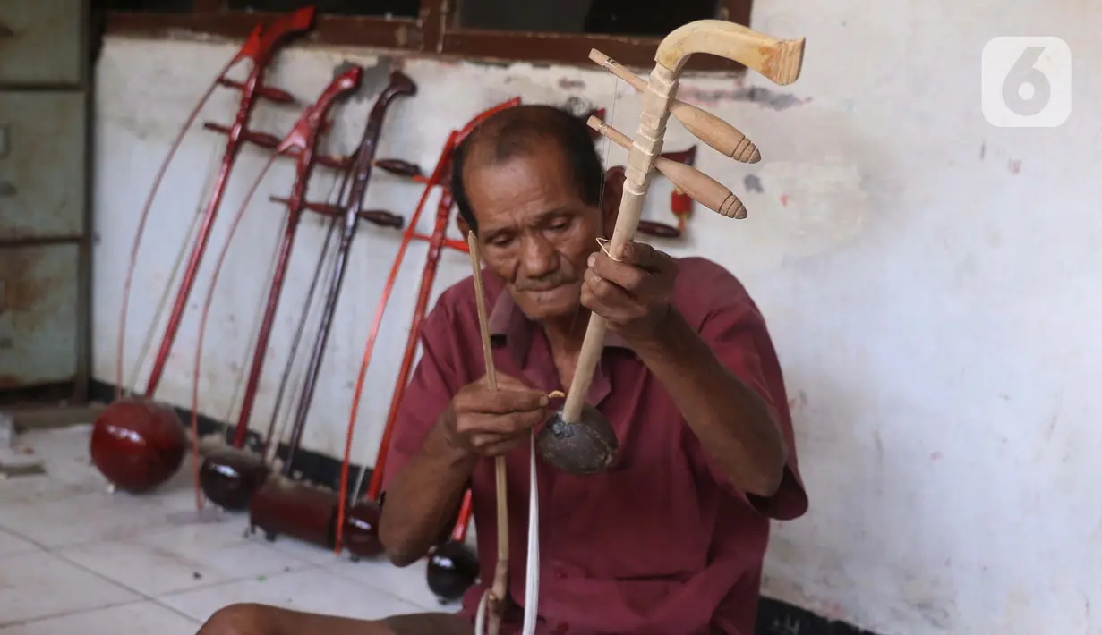 Ghohyong seorang pria tua membuat alat musik Tehyan khas Tionghoa di Neglasari, Kota Tangerang (5/2/2021). Ghohyong biasa menjual alat musik Tehyan sekitar 200 ribu hingga 700 ribu. (Liputan6.com/Angga Yuniar)
