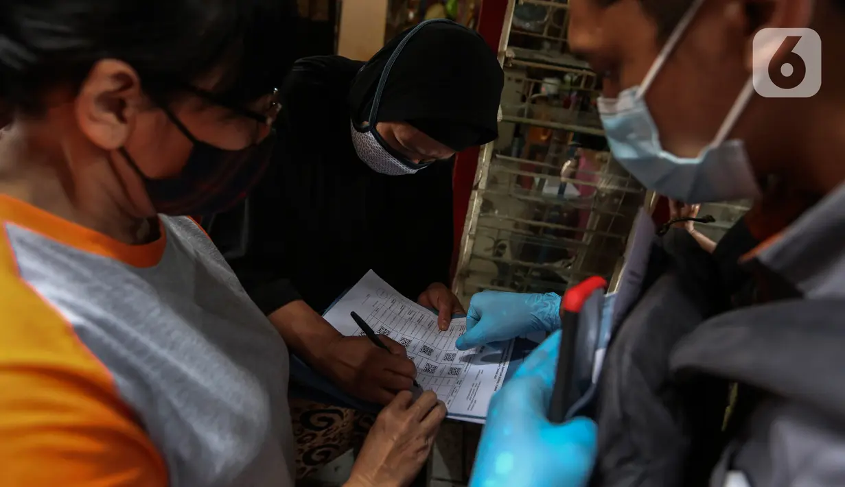 Warga penerima bantuan menandatangani bukti pemberian bantuan sosial tunai (BST) di RW 05 Kelurahan Kenari, Senen, Jakarta, Rabu (6/1/2021). Pencairan bantuan senilai Rp 300 ribu dilakukan dengan tiga cara, salah satunya diantar langsung ke rumah secara door to door. (Liputan6.com/Johan Tallo)