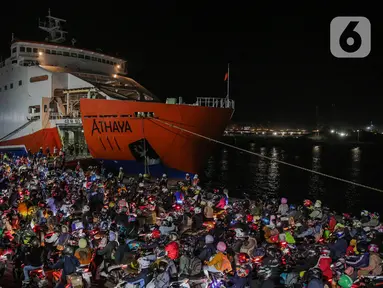 Sejumlah pemudik yang menggunakan sepeda motor mengantre memasuki kapal di Pelabuhan Ciwadan, Cilegon, Banten, Rabu (19/4/2023) dini hari. (Liputan6.com/Faizal Fanani)