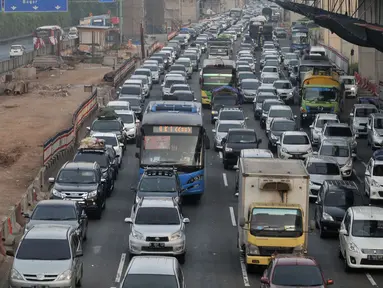 Sejumlah kendaraan terjebak kemacetan di ruas Tol Jakarta-Cikampek, Bekasi, Rabu (13/6). Pada H-2 Lebaran yang diprediksi puncak arus mudik, kendaraan pemudik yang melintasi ruas tol Jakarta-Cikampek mengalami kemacetan. (Merdeka.com/Iqbal S. Nugroho)