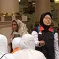 Iis, menjaga jemaah haji perempuan Indonesia saat berziarah ke Raudhah di Masjid Nabawi. (www.kemenag.go.id)