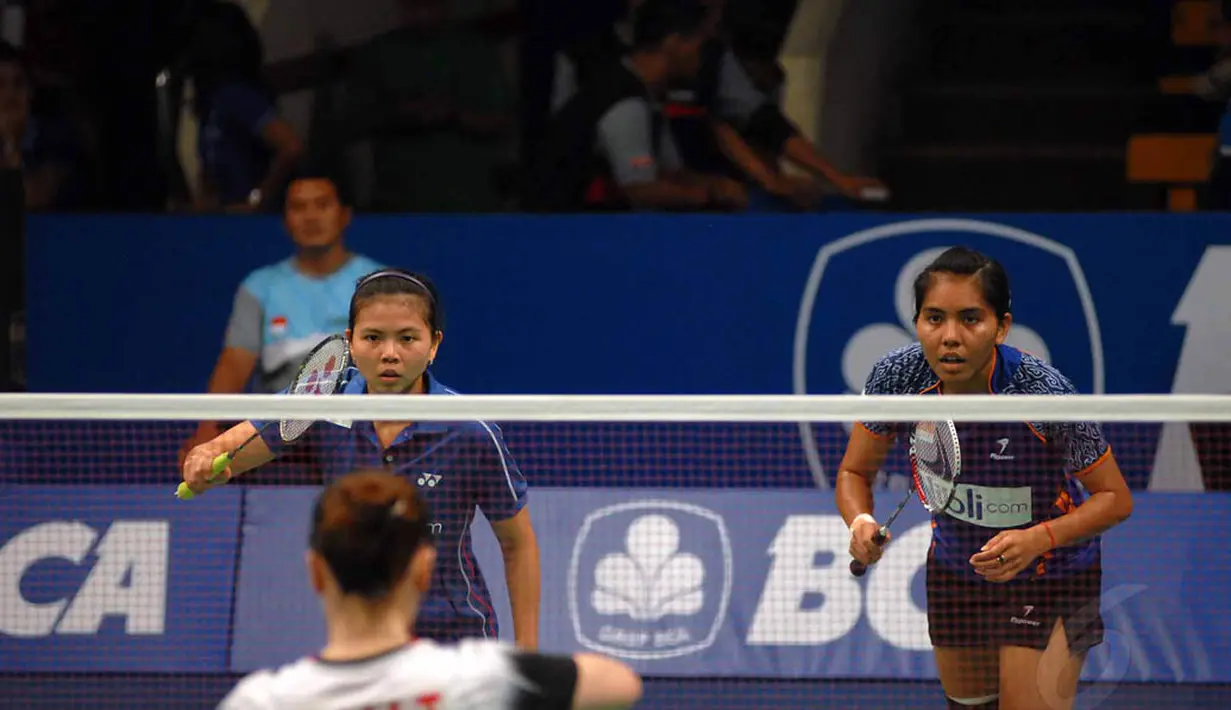 Greysia Polii/Nitya Krishinda bersiap menerima pukulan lawan di laga BCA Indonesia Open Superseries Premier, Jakarta, Rabu (18/6/14). (Liputan6.com/Miftahul Hayat)