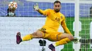 Karim Benzema menjadi pahlawan bagi Madrid dengan memborong tiga gol, pada menit ke-61, 76, dan 78. (AP/Manu Fernandez)