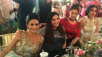 Syahrini berpose bersama Ashanty dan Krisdayanti (instagram)