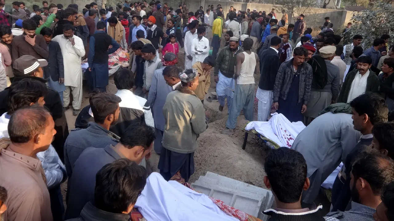 20161227-Pesta Miras Oplosan Saat Perayaan Natal Renggut 23 Jiwa-Pakistan