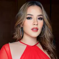 Raisa pakai lipstik merah (Instagram/ferryfahrizal)