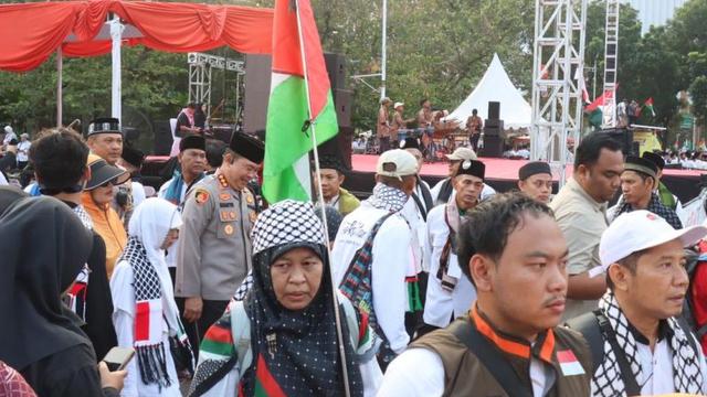 Petugas kepolisian mengenakan peci hitam dan pakaian dinas lapangan tampak berjaga di kawasan Patung Kuda, Monas mengawal Aksi Solidaritas untuk Palestina. (Istimewa)