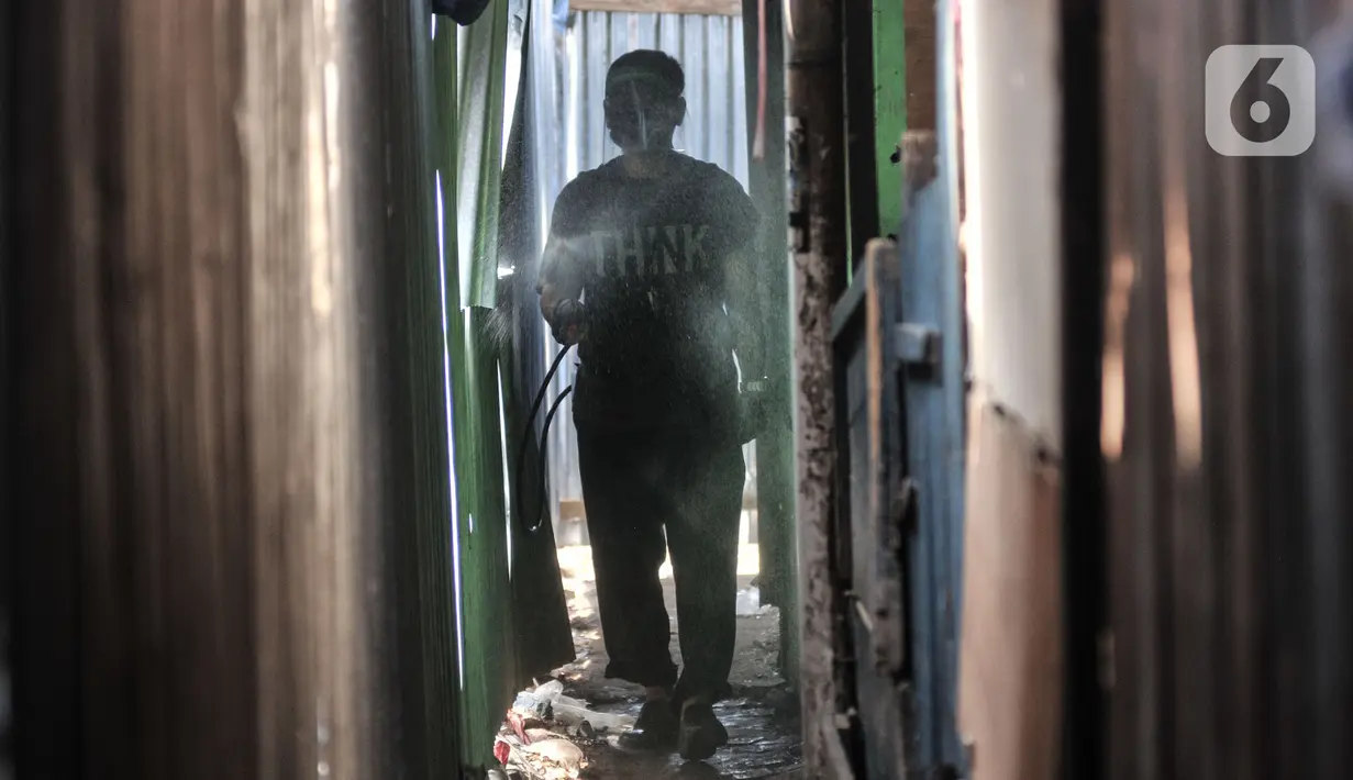 Petugas menyemprotkan cairan disinfektan saat sterilisasi rutin Pasar Sumur Batu, Kemayoran, Jakarta, Rabu (8/7/2020). Pengelola Pasar Sumur Batu rutin melakukan penyemprotan disinfektan setiap Senin, Rabu, dan Jumat guna mencegah penyebaran virus corona COVID-19. (merdeka.com/Iqbal S. Nugroho)