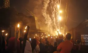 Pawai obor dan kembang air terlihat menerangi malam perayaan tahun baru Islam 1437 Hijriah di Cipinang Muara, Jakarta Timur, Selasa malam (13/10). &copy;2015 Merdeka.com/imam buhori