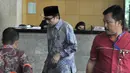 Mantan Sekjen Kementerian ESDM, Waryono Karno (tengah) saat berada di lobi gedung KPK, Jakarta, Kamis (4/12/2014). (Liputan6.com/Miftahul Hayat)