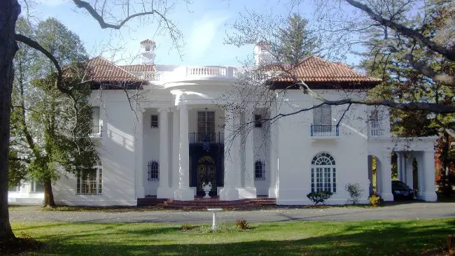 Villa Lewaro, suatu mansion yang pernah menjadi tempat kediaman Madam C.J. Walker di Irvington, negara bagian New York. (Sumber Wikimedia Commons)