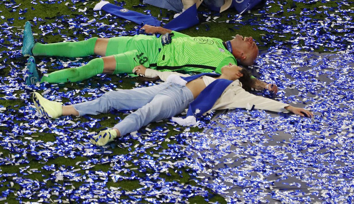 Kiper Chelsea, Willy Caballero, saat perayaan gelar juara Liga Champions di Stadion Dragao, Porto, Minggu (30/5/2021). Chelsea menang 1-0 atas City. (Pierre Philippe Marcou/Pool via AP)