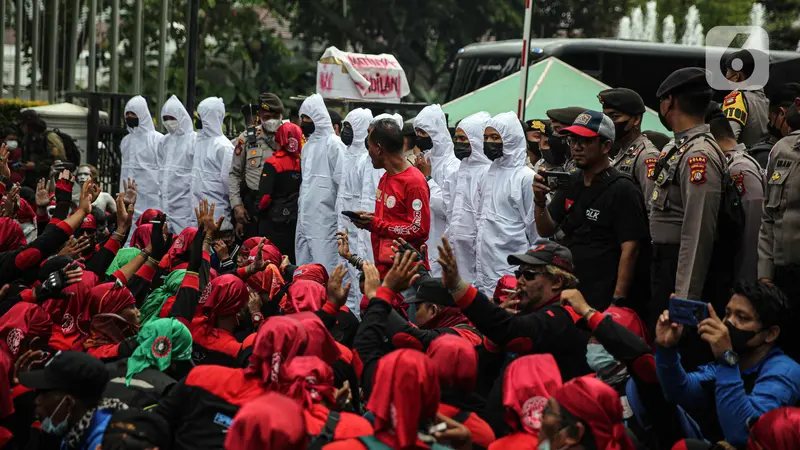 FOTO: Ratusan Buruh Geruduk Balai Kota DKI Jakarta