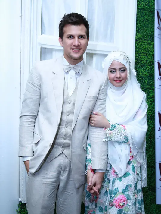 Ekspresi Stuart Collin yang excited berbanding terbalik dengan ekspresi dari Risty Tagor. (M. Akrom Sukarya/Bintang.com)