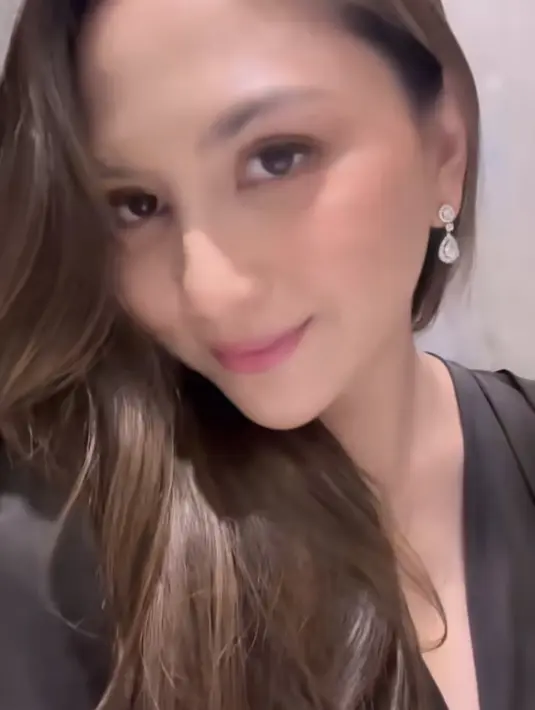 Tak perlu effort tampil cantik dengan makeup tebal, Jessica Mila mengaplikasikan makeup natural yang dibantu oleh MUA Archangela Chelsea. Ibu satu anak ini mengenakan blush on dan lipstik pink. [@jscmila]