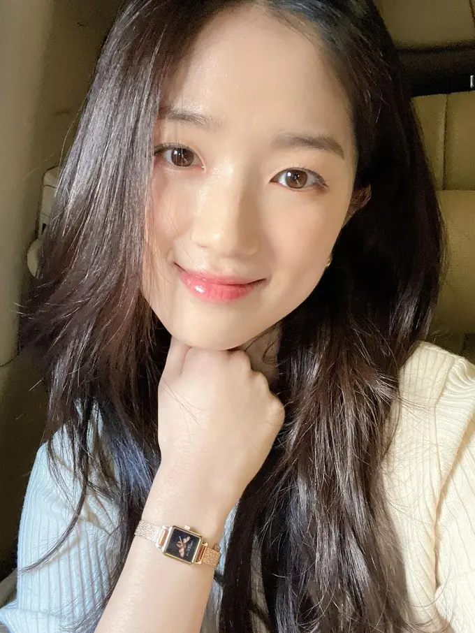 Kim Hye-yoon kenakan jam tangan Lucky Bee Mine Blue/dok. Olivia Burton