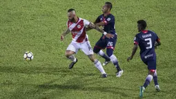 Striker Kuala Lumpur FA, Guilherme, berusaha melewati gelandang Selangor FA, Mohd Fairuz, pada laga Liga Super Malaysia di Stadion Kuala Lumpur, Cheras, Minggu (4/2/2018). Kuala Lumpur FA kalah 0-2 dari Selangor FA. (Bola.com/Vitalis Yogi Trisna)