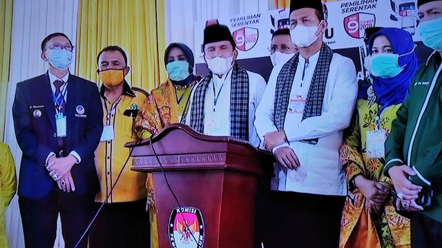 Fakhrizal-Genius Umar mendaftar ke KPU Sumbar untuk maju dalam Pilgub Sumbar. (Liputan6.com/ Novia Harlina)