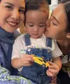 Paula Verhoeven juga hadir mengenakan kemeja lengan panjang bermotif. Wajahnya pun tampil natural. Terlihat hanya mengenakan eyeliner tipis. [@paula_verhoeven]