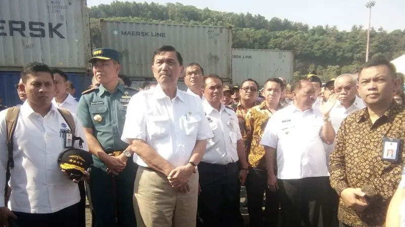 Menteri Koordinator Bidang Kemaritiman Luhut Binsar Pandjaitan di Pelabuhan Indah Kiat, Banten (Liputan6.com/Yandhi Deslatama)
