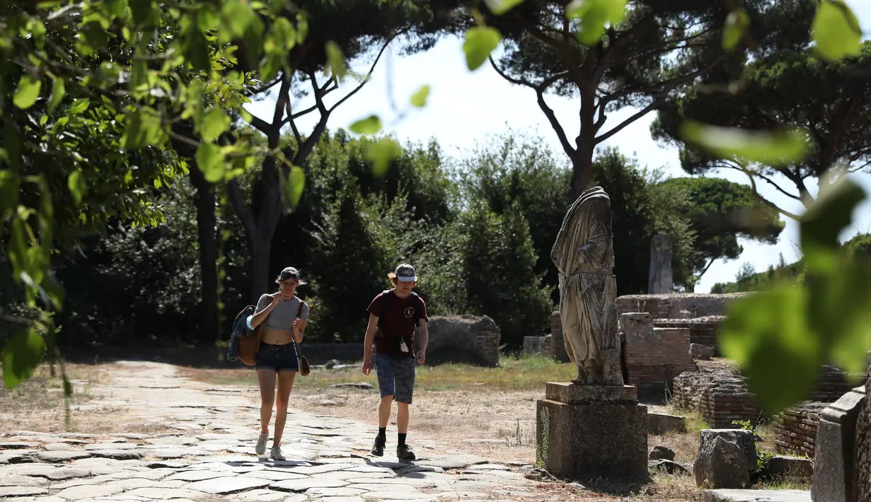 Orang-orang mengunjungi Taman Arkeologi Ostia Antica di Roma, Italia, 19 Agustus 2020. Ostia Antica merupakan situs arkeologi besar dari abad ke-4 SM yang berada dekat kota modern Ostia. (Xinhua/Cheng Tingting)