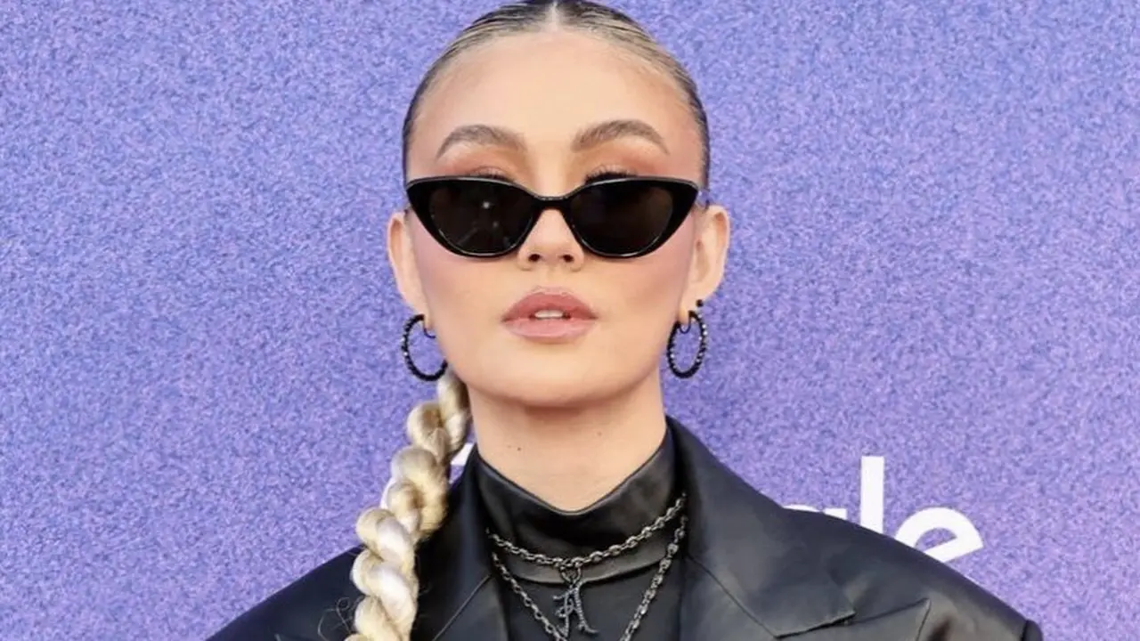 Tampilan Agnez Mo serba Hitam Kenakan Perhiasan Rp70 jutaan di Ajang Penghargaan Musik Internasional Bareng Sang Kekasih 