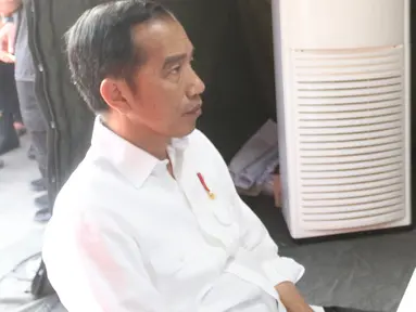 Presiden Joko Widodo mendengarkan paparan evakuasi pesawat Lion Air di dalam tenda di Tanjung Priok, Jakarta, Jumat (2/11). Paparan tersebut, terkait penanganan pencarian korban dan black box ‎pesawat Lion Air JT 610. (Liputan6.com/Angga Yuniar)
