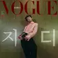 G-Dragon di sampul majalah Vogue Korea edisi November 2020. (dok. Instagram @voguekorea/https://www.instagram.com/p/CGWojMNnfAl/)