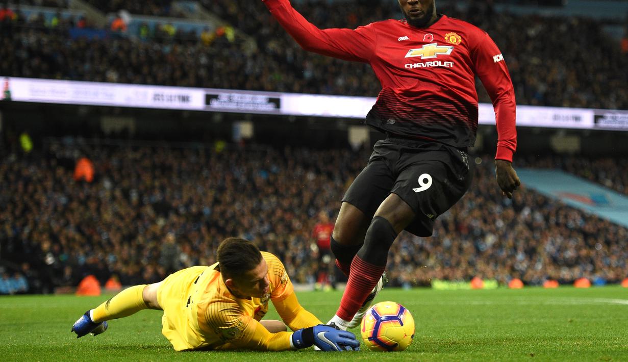 1. Romelu Lukaku - Rating 87 dimiliki oleh Romelu Lukaku saat ini. Namun angka tersebut dirasa cukup tinggi dan diramalkan akan turun mengingat minimnya jam terbang Lukaku bersama Manchester United. (AFP/Oli Scarff)