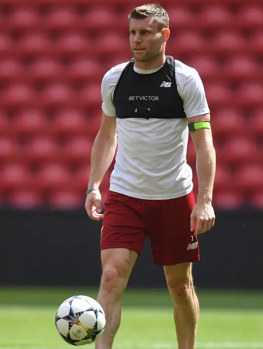 Gelandang Liverpool, James Milner mengiring bola saat sesi pelatihan di stadion Anfield, Inggris (21/5). Liverpool akan bertanding melawan wakil Spanyol, Real Madrid pada babak Final Liga Champions. (AFP Photo/Paul Ellis)