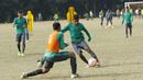 Pemain Timnas Indonesia U-16, Hamsa Lestaluhu, saat latihan di Lapangan Atang Sutresna, Cijantung, Selasa (12/9/2017). Latihan tersebut untuk persiapan kualifikasi Piala Asia U-16 di Thailand. (Bola.com/M Iqbal Ichsan)