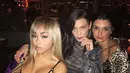 Menurut seorang sumber yang  dilaporkan Hollywoodlife.com, Selena teramat tidak suka dengan sikap pamer kemesraan yang dilakukan Selena dan The Weeknd. Menurutnya, mereka bisa lebih menjaga privasi. (Instagram/bellahadid)