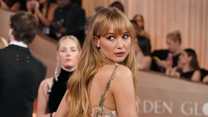 Jennifer Lawrence Tampil Menawan dalam Balutan Sheer Floral Gown di Golden Globes 2026