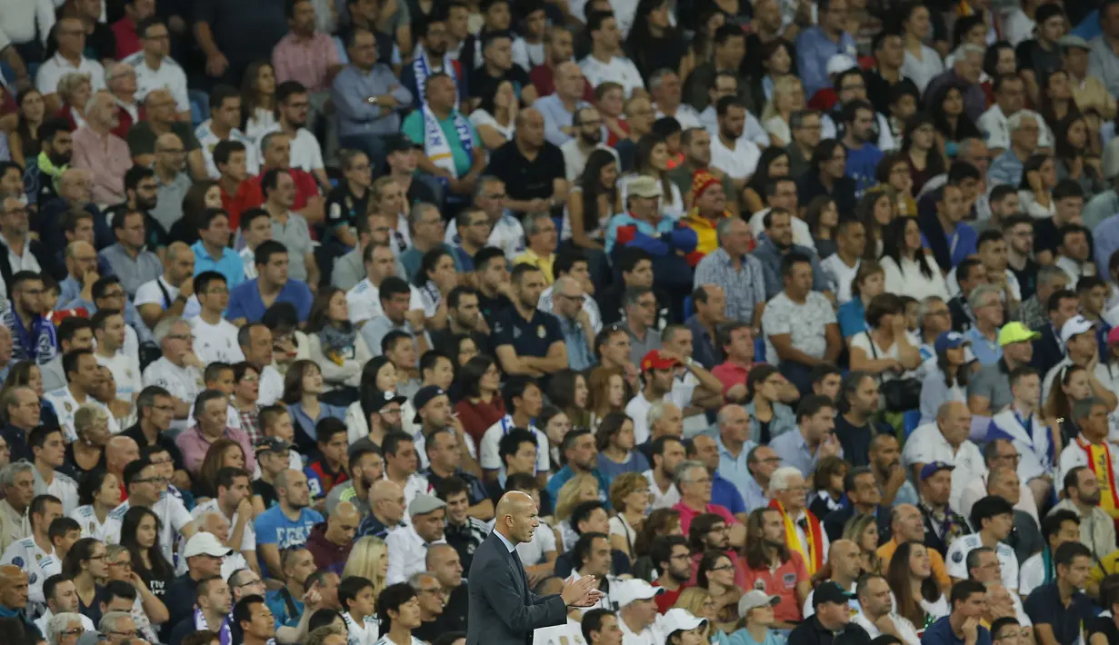 Pelatih Real Madrid, Zinedine Zidane memberikan dukungan kepada timnya saat melawan Espanyol  pada lanjutan La Liga Santander di Santiago Bernabeu stadium, Madrid, (01/10/2017). Real Madrid menang 2-0. (AP/Paul White) 