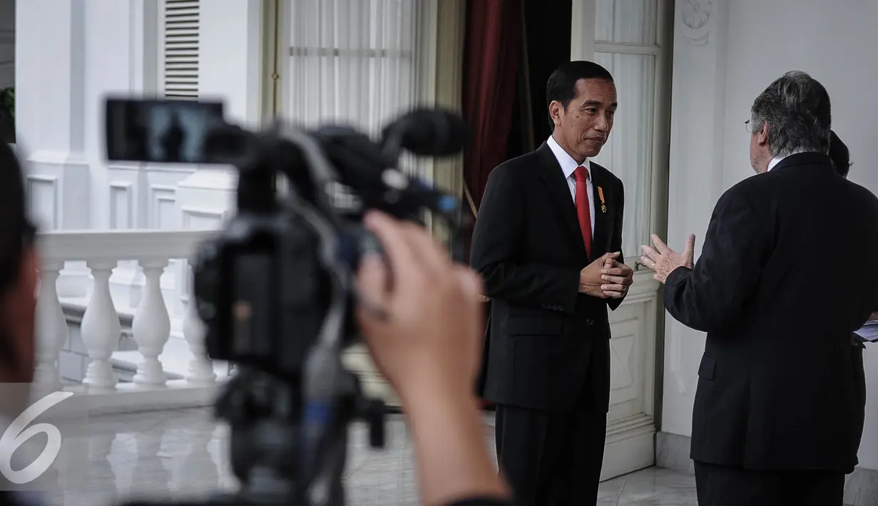 Usai pernyerahan surat-surat kepercayaan Duta Besar Luar Biasa dan Berkuasa Penuh (LBBP) untuk Republik Indonesia di Istana Merdeka, Jakarta, Jokowi berbincang-bincang dengan sejumlah duta besar, Selasa (4/10). (Liputan6.com/Faizal Fanani)