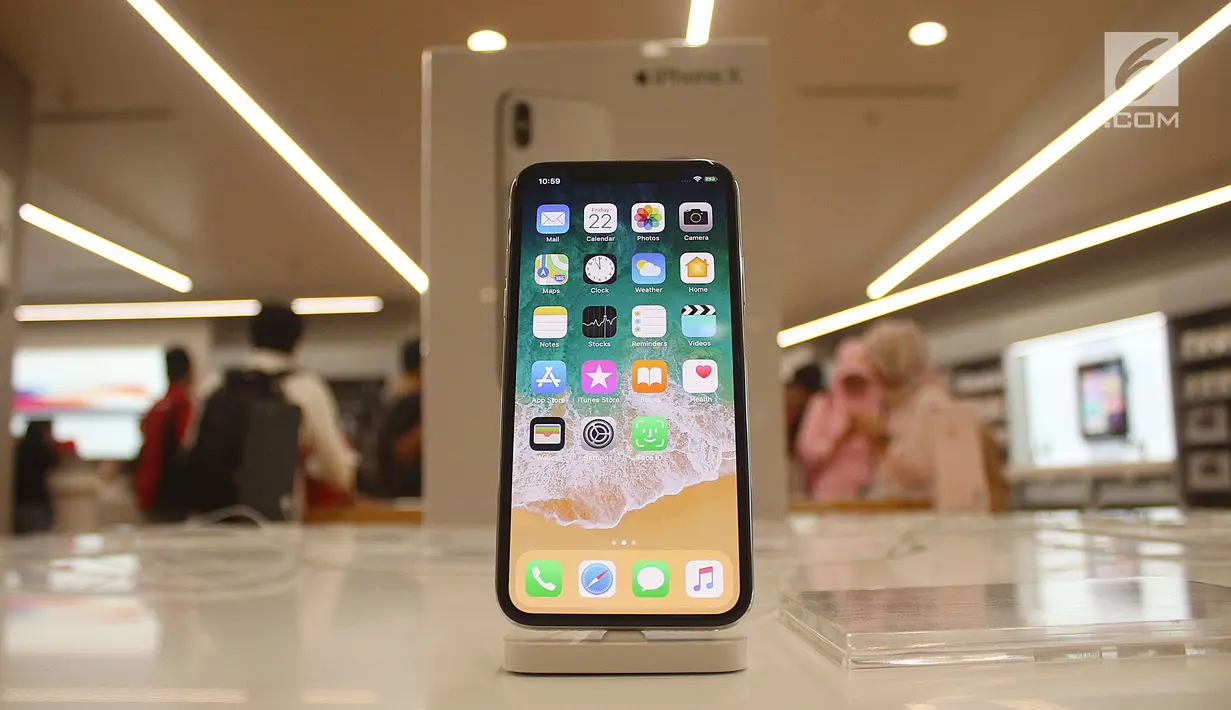 Sebuah iPhone X terbaru dipajang di gerai  iBox, Central Park, Jakarta, Jumat (22/12). iPhone 8, iPhone 8 Plus, dan iPhone X dijual dengan harga 15 hingga 20 juta rupiah tergantung kapasitas memori. (Liputan6.com/Angga Yuniar)