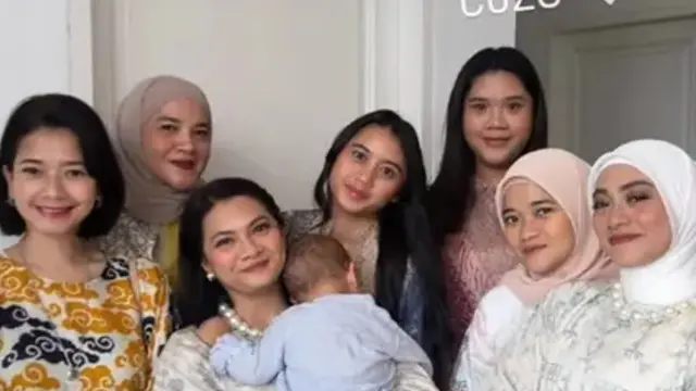 Penampilan makeup Ayudia Bing Slamet mengenakan kalung mutiara saat Mengantar Ibundanya Menikah. [@ayudiac]