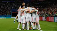 Pemain Spanyol merayakan gol pembuka tim mereka dalam penyisihan Grup B Piala Dunia 2018 di Kazan Arena, Kazan, Rusia, Rabu (20/6). Gol tunggal Diego Costa membawa Spanyol menumbangkan Iran. (AP Photo/Frank Augstein)