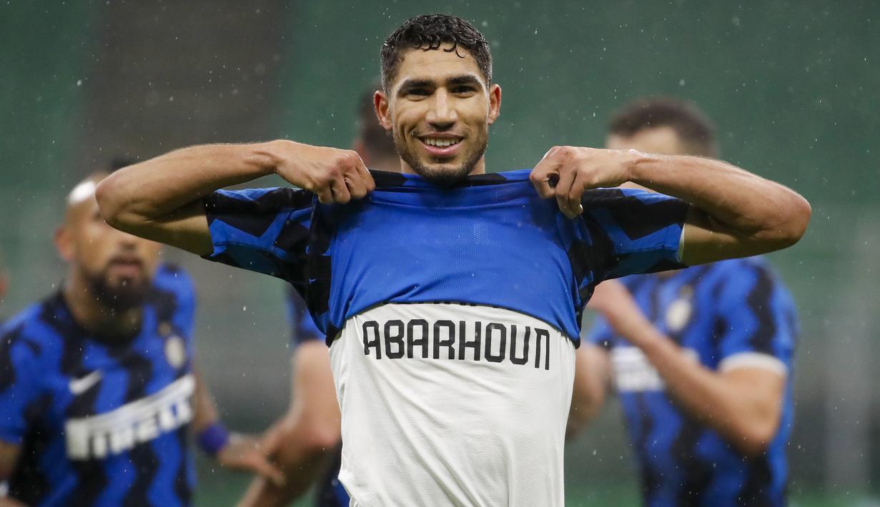 Gelandang Inter Milan, Achraf Hakimi, melakukan selebrasi usai mencetak gol keduanya dalam laga lanjutan Liga Italia Serie A pekan ke-9 melawan Bologna di San Siro Stadium, Sabtu (5/12/2020). Inter milan mengalahkan Bologna 3-1. (AP/Antonio Calanni)