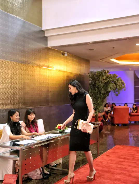 Elvira Devinamira mengaku akan menerima langsung jika ada produser yang menawarkan peran yang diimpikannya itu. Dengan pasti ia akan menerima tawaran tersebut tanpa mempertimbangkannya dahulu. (Adrian Putra/Bintang.com)