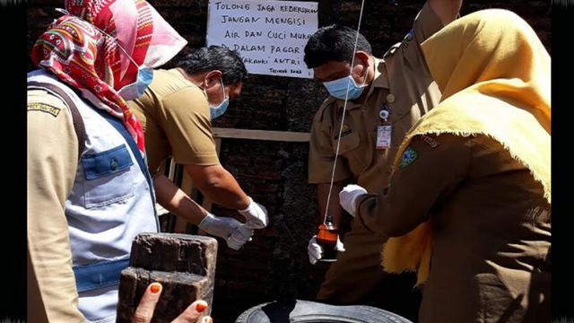 Dinas Kesehatan Kabupaten Maros mengambil sampel air sumur ajaib (Istimewa/Liputan6.com)