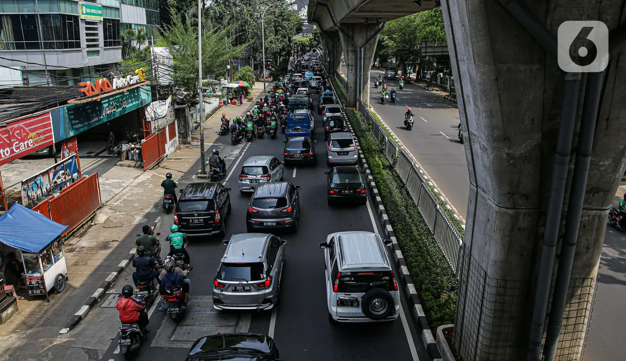 Suasana kemacetan di Jalan Kapten Tendean, Mampang Prapatan, Jakarta, Senin (7/6/2021). Kemacetan arus lalu lintas dari arah Jalan Kapten Tendean menuju kawasan Blok M disebabkan penyempitan jalan karena adanya proyek galian SJUT yang memakan sebagian badan jalan. (Liputan6.com/Faizal Fanani)