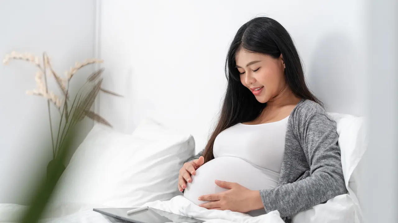 Syarat dan vaksin untuk ibu hamil/copyright by RONNACHAIPARK/Shutterstock