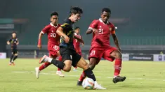 Pemain&nbsp;Indonesia U-17, Iqbal Gwijangge (kanan), berusaha menghadang pergerakan dari pemain Timnas Korea Selatan U-17 dalam pertandingan uji coba yang berlangsung di Stadion Patriot Candrabhaga, Bekasi, Rabu (30/8/2023). (Bola.com/Abdul Aziz)