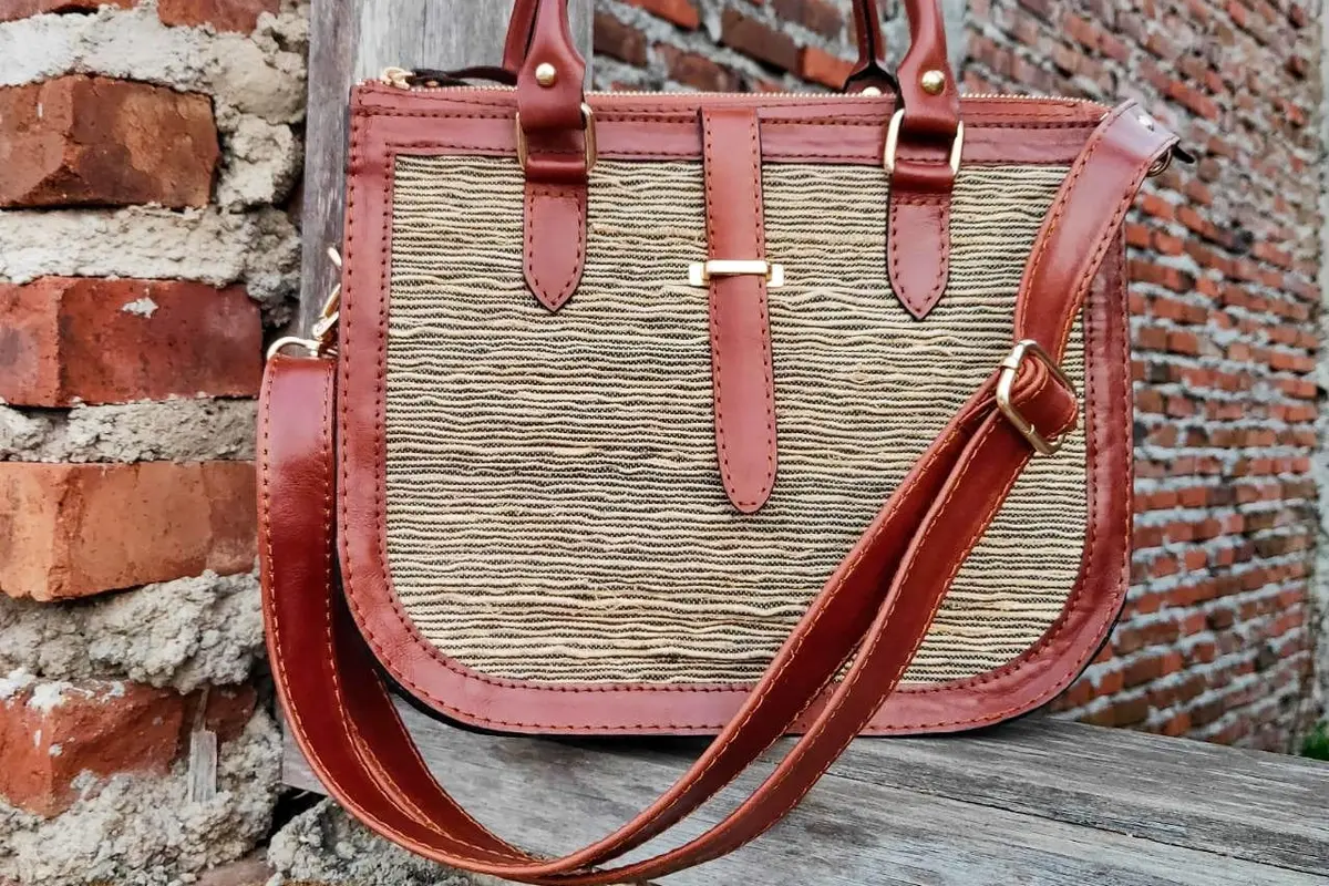 Salah satu produk tas cantik dan berkualitas campuran kulit-akar wangi buat tangan Eugenia Aromatica, emak-emak kreatif asal Garut, Jawa Barat, telah tembus luar negeri. (Liputan6.com/Jayadi Supriadin)