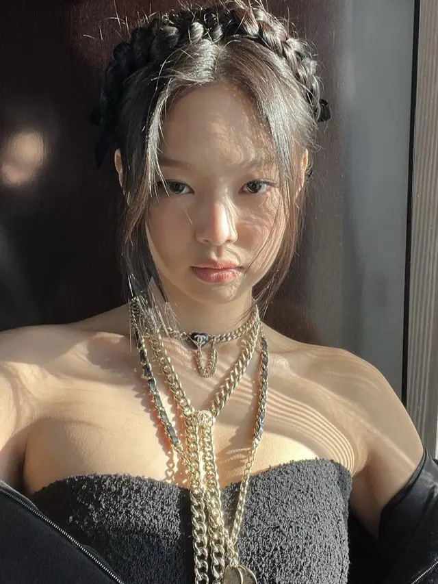 Jennie BLACKPINK Tampil Stunning Serba Hitam Membawa Tas Super Mini di Chanel Paris Fashion Week/ @jennierubyjane